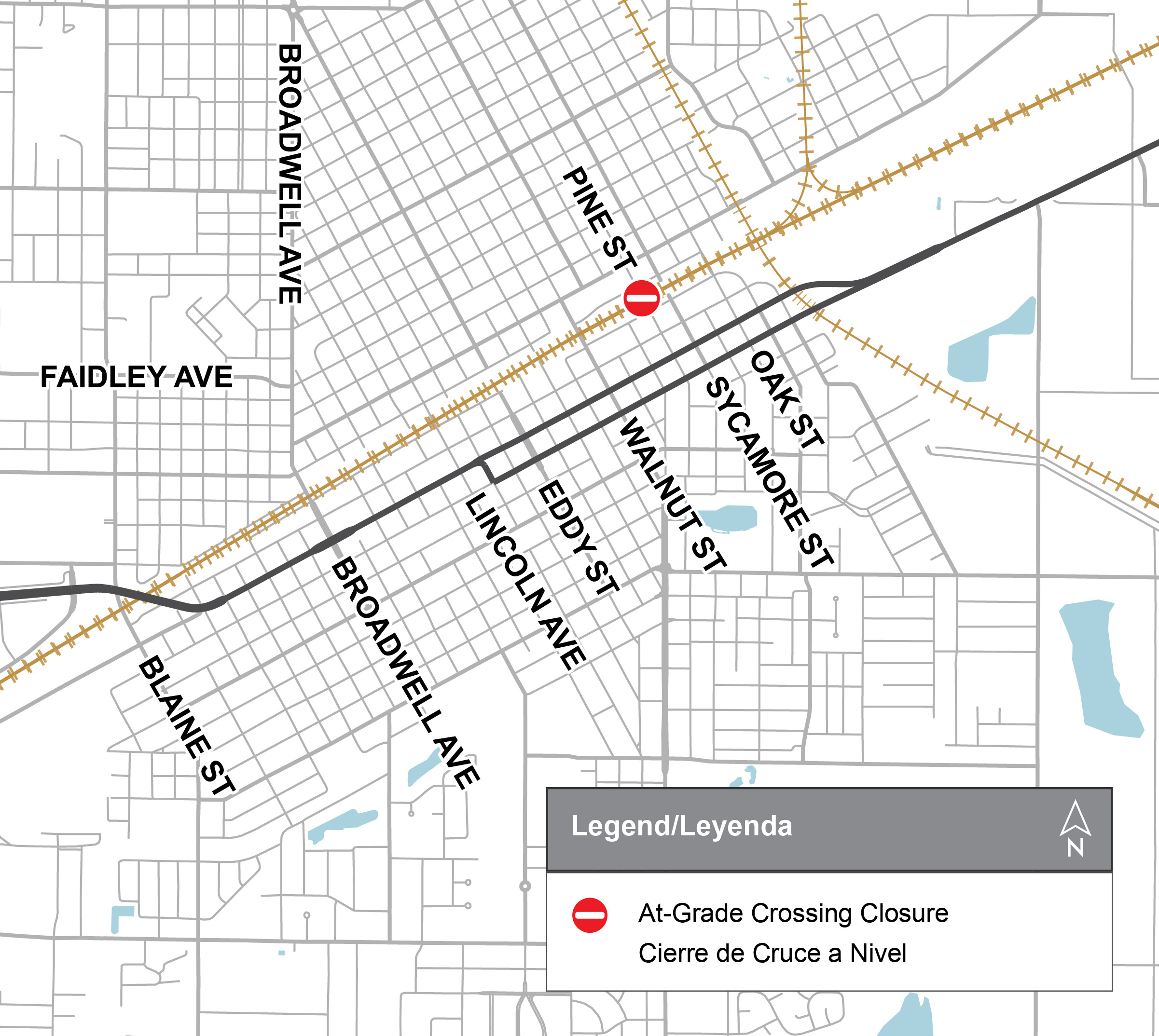 Map showing a rail corridor and surrounding streets, including Blaine St, Broadway Ave, Lincoln Ave, Eddy St, Walnut St, Sycamore St, Oak St, Pine St, and Faidley Ave. A red closure symbol marks the Pine St railroad crossing. The bilingual legend identifies the symbol as an at-grade crossing closure (Cierre de Cruce a Nivel).
